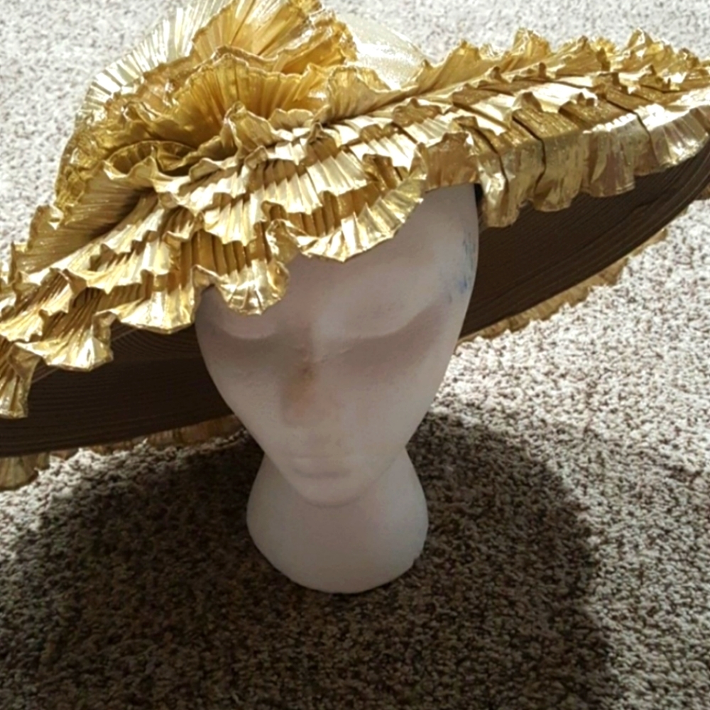 Gold Ruffle w/Flower Rhinestone